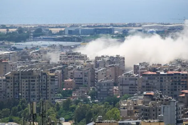 Una columna de humo se alza sobre los suburbios del sur de Beirut, conocidos como Dahye, tras el último bombardeo israelí en la ciudad. EFE