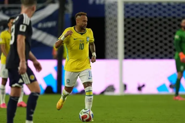 Neymar Jr. (c) de Brasil domina el balón este miércoles, en un partido del grupo C del Mundial de la FIFA 2026 entre Escocia y Brasil, en el estadio Hard Rock en Miami (EE.UU.).