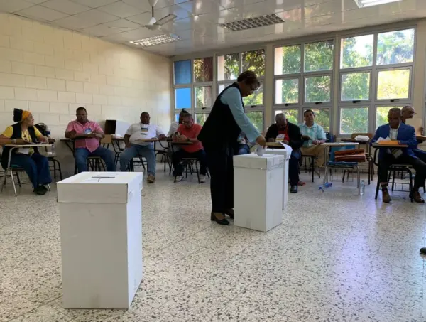 una persona que ejerce su derecho a voto en las elecciones en la UASD.
