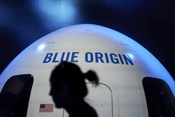 Fotografía de archivo de una persona junto a una cápsula de Blue Origin.