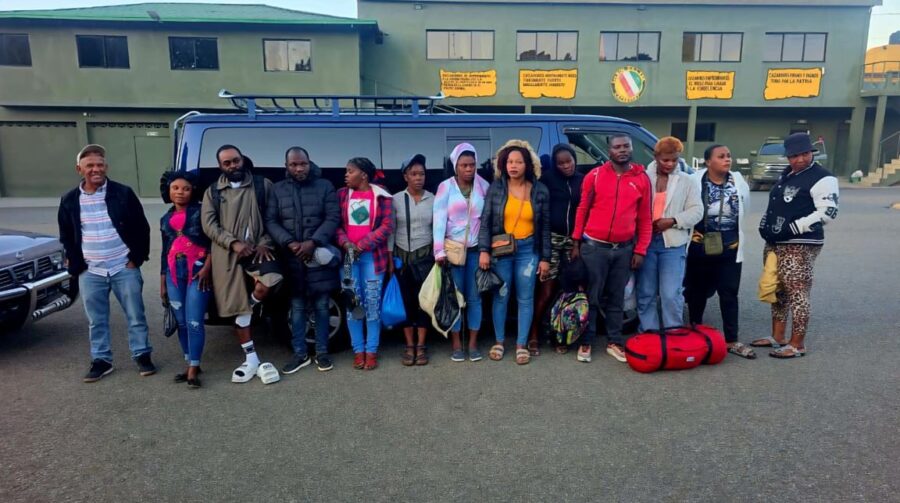 Interceptan en Constanza cuatro vehículos con 29 haitianos indocumentados