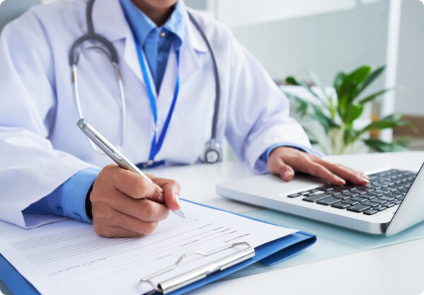 doctor-companeros-trabajo-analizando-radiografia-1