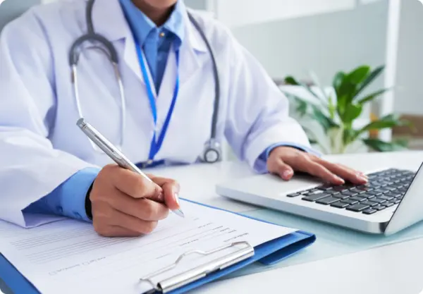 doctor-companeros-trabajo-analizando-radiografia-1