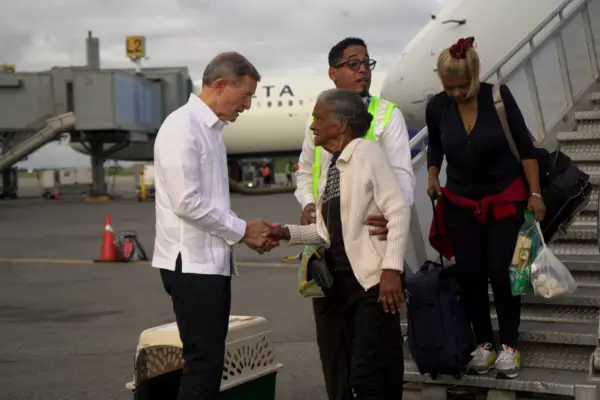 El Canciller Roberto Álvarez recibió esta noche a 65 dominicanos y dominicanas que fueron regresadas a nuestro país en un vuelo humanitario autorizado por el Presidente Luís Abinader