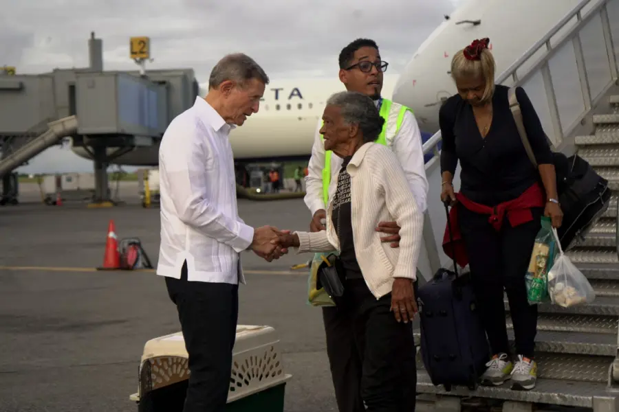 El Canciller Roberto Álvarez recibió esta noche a 65 dominicanos y dominicanas que fueron regresadas a nuestro país en un vuelo humanitario autorizado por el Presidente Luís Abinader