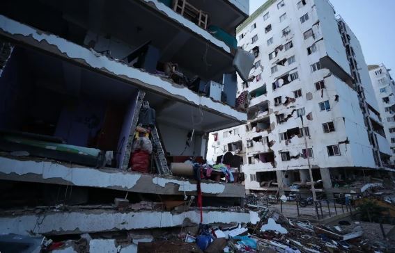 Vista de uno de los edificios dañados por los terremotos, en la localidad de Catia La Mar, en el estado costero de La Guaira (Venezuela). EFE