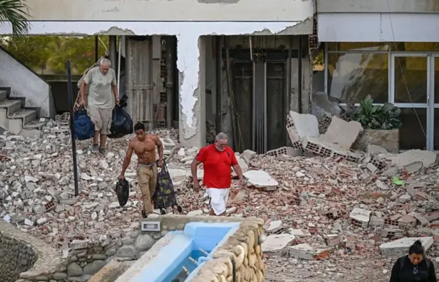 Personas caminando entre escombros. Getty Images.