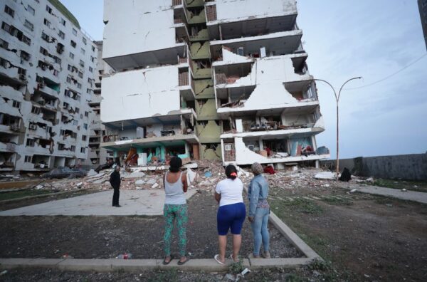 Personas contemplan estructura devastada por el doble sismo ocurrido en Venezuela. Fuente externa.