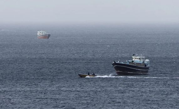 Un barco comercial navega por el Estrecho de Ormuz. EFE