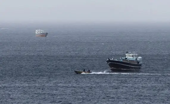 Un barco comercial navega por el Estrecho de Ormuz. EFE