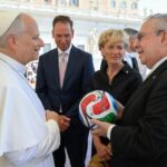 El papa recibe un balón del Mundial de manos de los embajadores de México, EEUU y Canadá