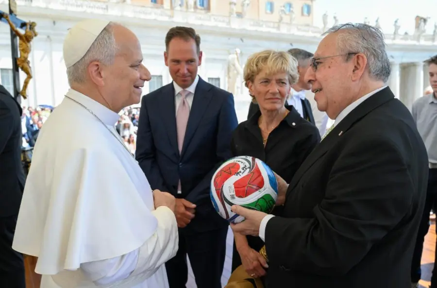 el papa-balon firmado del papa