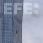 Se estrella una avioneta contra el edificio más alto de Pekín