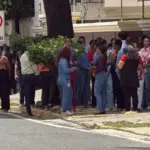 Empleados públicos evacúan edificios tras temblor de tierra este viernes