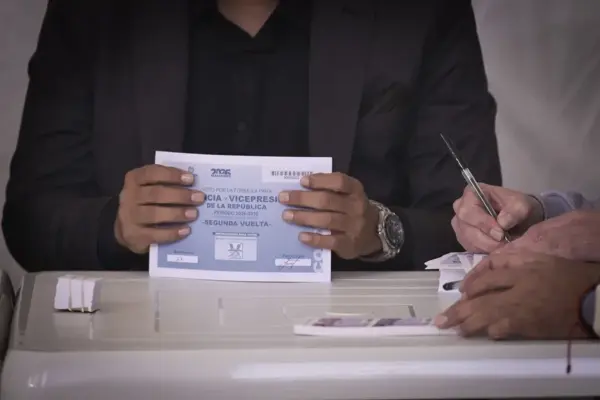 Jurados preparan material electoral este domingo, en la segunda vuelta de las elecciones presidenciales de Colombia. EFE