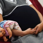 Normalización de relaciones entre adultos y menores aumenta riesgos de embarazo adolescente