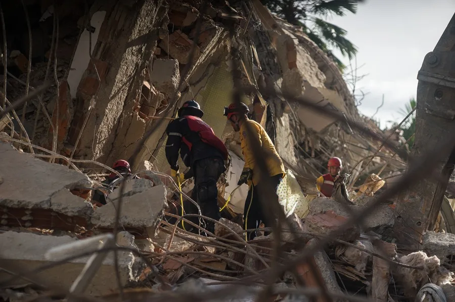 Miembros del equipo de rescate trabajan este jueves en un edificio dañado por un terremoto en el barrio de Altamira de Caracas (Venezuela). EFE