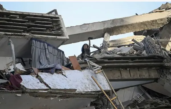 Una mujer pide ayuda en un edificio derrumbado en Catia La Mar, La Guaira. AFP vía Getty Images.