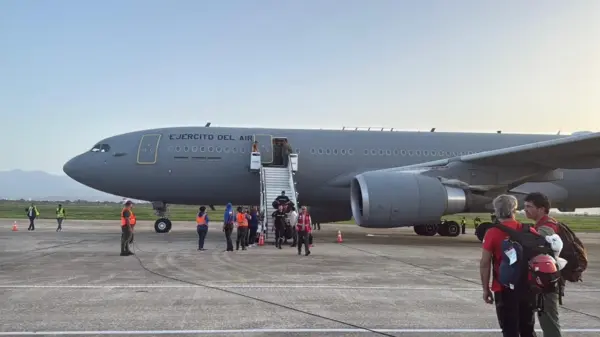 El avión A330 del Ejército del Aire con 59 militares de la Unidad Militar de Emergencias (UME) y efectivos de los equipos de rescate de la Comunidad de Madrid ha aterrizado este viernes en Venezuela. EFE