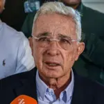 Fiscalía de Colombia cita a expresidente Uribe por caso paramilitar
