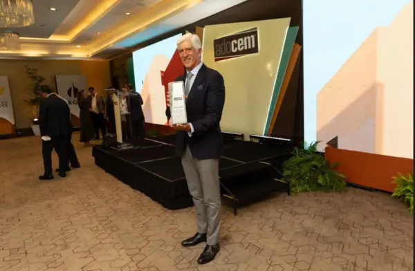 ADOCEM reconoce a Mariano Briceño Yépez por 50 años de liderazgo e innovación en el sector construcción