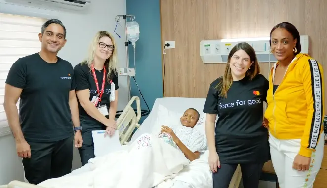 Doctores pasando visita.
