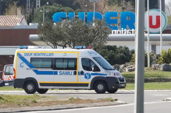 Imagen de archivo de una ambulancia francesa. EFE