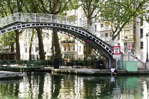 Un hombre se refresca en el canal de Saint-Martin de París este miércoles. EFE