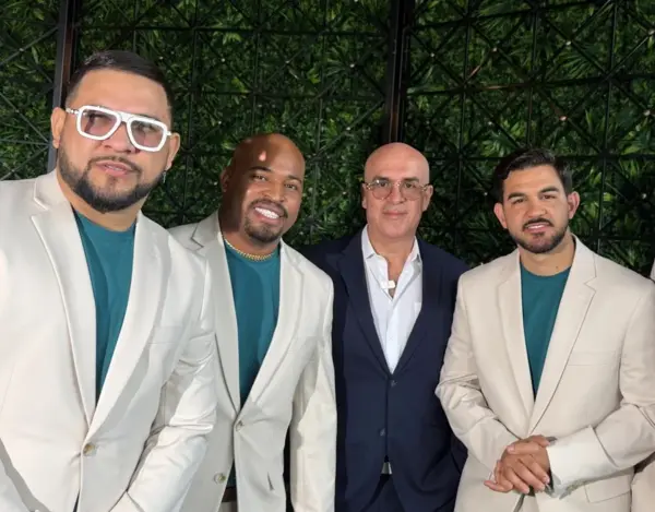 Los integrantes del Grupo Niche Adolfo 'Fito' Echeverría (i), Luis Araque (2-i), y Alejandro Iñigo (d), posan junto al director musical de la agrupación, José Aguirre, durante una entrevista con EFE en Miami (EE.UU.)