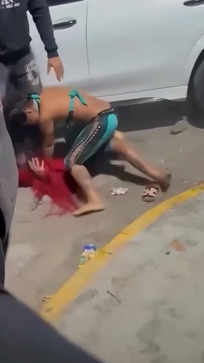 La mas doll y la perversa pelelan fuera de una discoteca