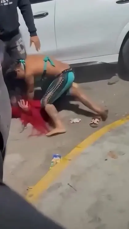 La mas doll y la perversa pelelan fuera de una discoteca