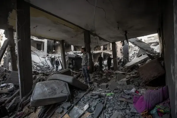Palestinos inspeccionan las ruinas de sus casas destruidas tras un ataque aéreo de Israel. EFE