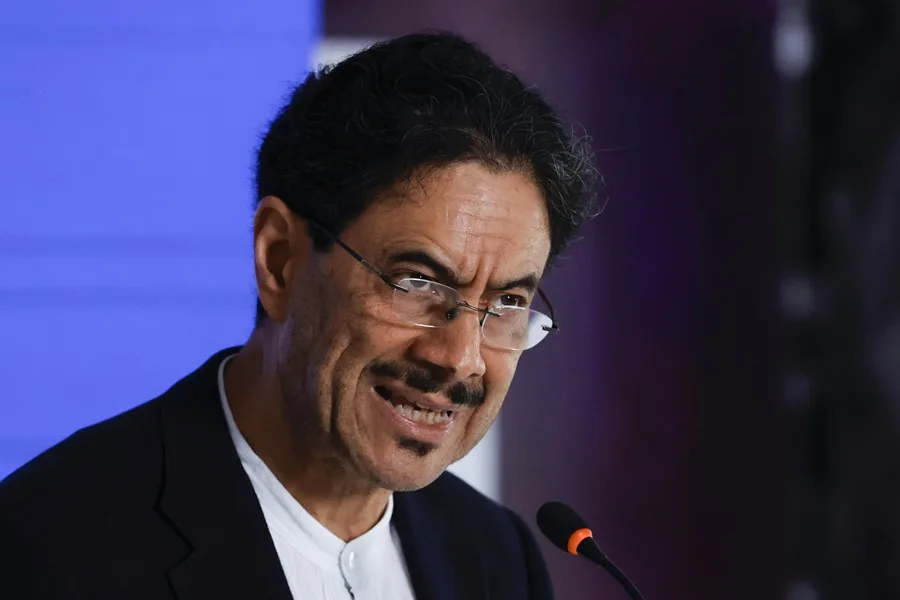 Iván Cepeda le pide a De la Espriella renunciar a la ciudadanía de EE.UU. para asumir la Presidencia de Colombia