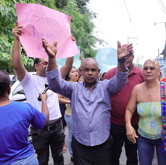 Residentes de Sabana Perdida amenazan con protestar frente a EDEESTE por prolongados apagones