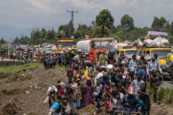 Fotografía de archivo de personas dirigiéndose hacia Goma huyendo de la reanudación de los combates, en Kivu del Norte (República Democrática del Congo).