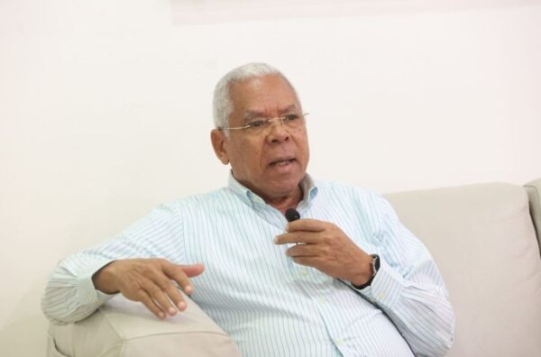 El catedrático y doctor en demografía Francisco Cáceres Ureña alertó este miércoles que la República Dominicana enfrenta un reto histórico ante el descenso acelerado de su fecundidad