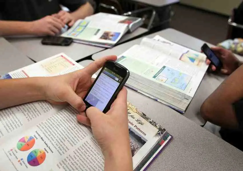 Educa respalda regulación de celulares en escuelas y destaca beneficios para el aprendizaje