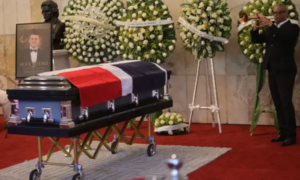 La trompeta que estuvo presente en varios de los temas de Alex Bueno se sintió en su despedida de ayer.