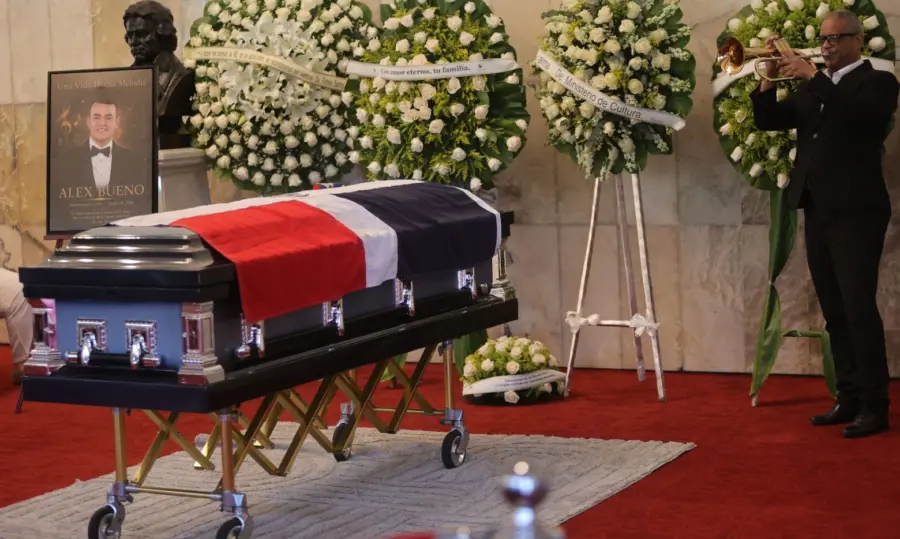 La trompeta que estuvo presente en varios de los temas de Alex Bueno se sintió en su despedida de ayer.