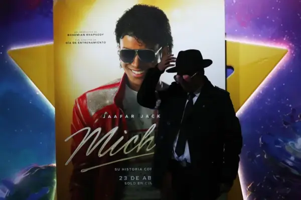 Una persona posa frente a un cartel de la película 'Michael', en una sala de cine, en La Paz (Bolivia).