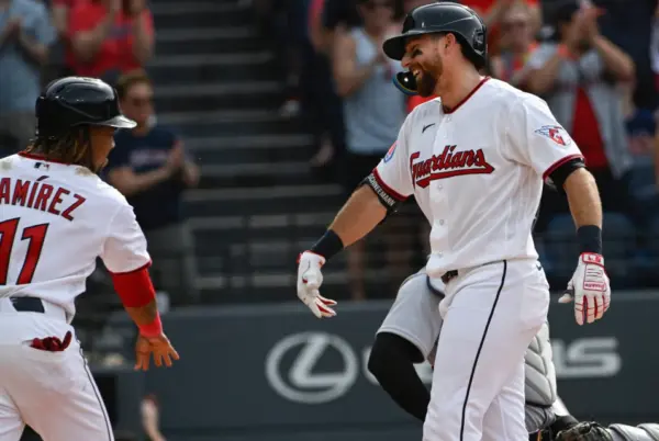 José Ramírez (11), de los Guardianes de Cleveland, felicita a Daniel Schneemann, derecha, por su cuadrangular de dos carreras frente a Tarik Skubal, abridor de los Tigres de Detroit, durante la tercera entrada del juego de béisbol de Grandes Ligas, el sábado 13 de junio de 2026, en Cleveland.José Ramírez (11), de los Guardianes de Cleveland, felicita a Daniel Schneemann, derecha, por su cuadrangular de dos carreras frente a Tarik Skubal, abridor de los Tigres de Detroit, durante la tercera entrada del juego de béisbol de Grandes Ligas, el sábado 13 de junio de 2026, en Cleveland