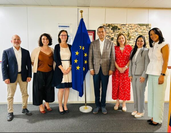 Guido Gómez Mazara junto a Erica Gerretsen, Ángel Exposito, Silvia Viceconte  y Joan M. Cedano, durante el intercambio que sostienen. Fuente externa.