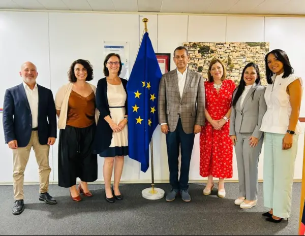 Guido Gómez Mazara junto a Erica Gerretsen, Ángel Exposito, Silvia Viceconte  y Joan M. Cedano, durante el intercambio que sostienen. Fuente externa.