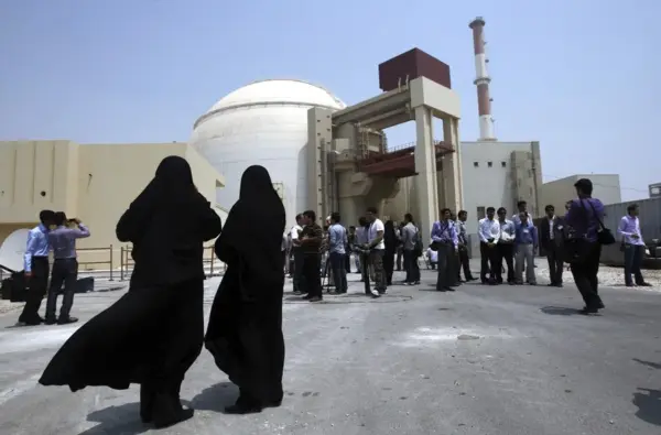 Foto de archivo de dos agentes de seguridad de la central nuclear de Bushehr.