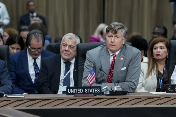 El subsecretario de Estado de Estados Unidos, Christopher Landau, asiste al segundo día de la 56ª Asamblea General de la Organización de los Estados Americanos (OEA) este martes, en Ciudad de Panamá. E