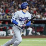Ohtani pega jonrón en triunfo de Dodgers, pero sale del partido por inflamación en una rodilla