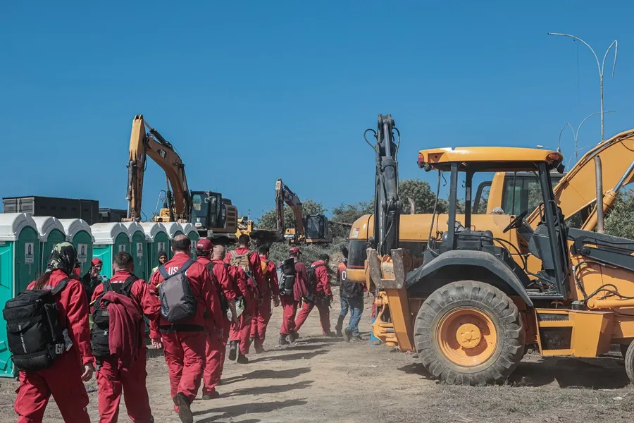 Integrantes del equipo de Búsqueda y Rescate Urbano de Argentina llegan, a La Guaira (Venezuela). EFE