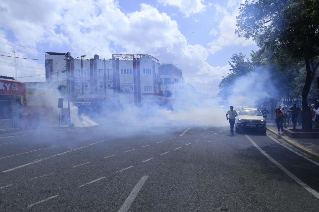 Policía dispersa con bombas lacrimógenas marcha de agropecuarios hacia el Palacio Nacional