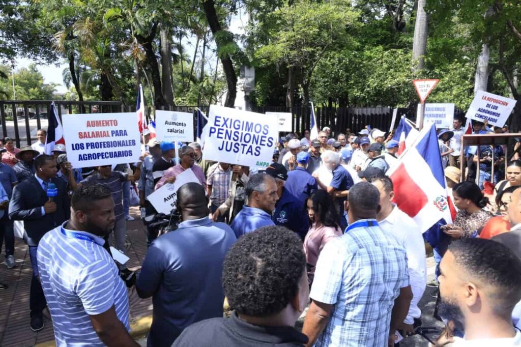 Policía dispersa con bombas lacrimógenas marcha de agropecuarios hacia el Palacio Nacional