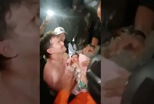 El rescate entre los escombros de un bebé recién nacido.